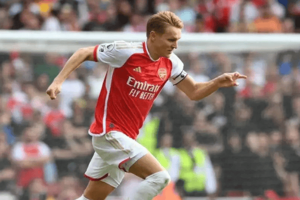 VAR吹掉绝杀+后卫送礼！枪手主场爆冷丢分，12分差距让利物浦提前开香槟？