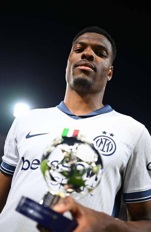 世1右评选，制裁巴萨之人只排第4，看见排名，皇马笑了