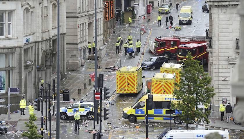 英国汽车冲撞人群致27伤，当时球迷正庆祝利物浦英超夺冠